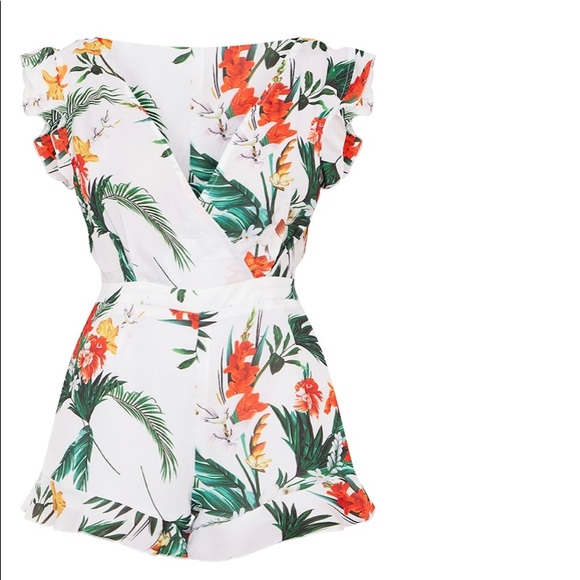 Pretty little thing White tie back tropical romper - Picture 2 of 3